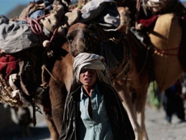 Pessoas fogem do Afeganistão