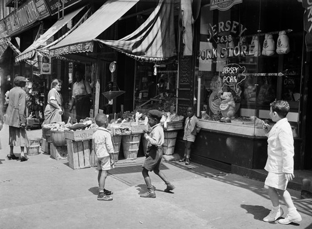 Store in Harlem around 1939