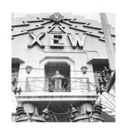 una emisora de radio local, la XEW, permitió a Pedro Infante iniciar modestamente su carrera como cantante