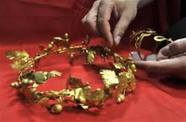 Allen is awarded the "Golden Wreath"