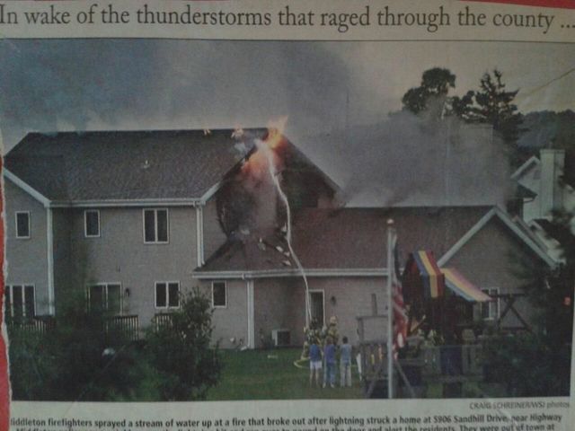 Mi Casa Fue Alcanzada Por un Rayo