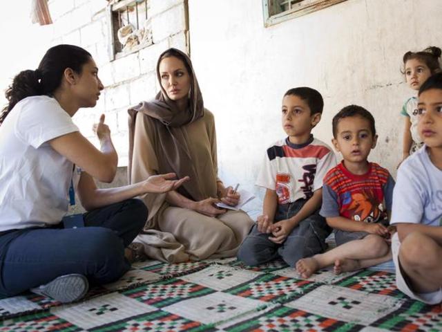 Angelina Jolie visita campo de refugiados sírios.