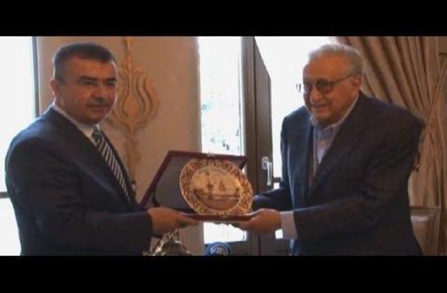 Brahimi visita campo de refugiados na Síria.