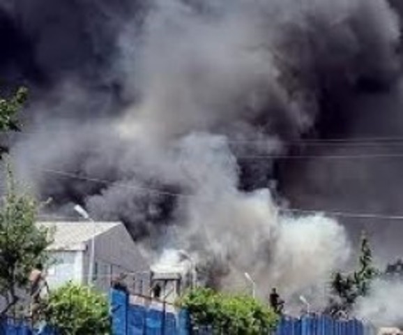 Incêndio em campo de refugiados sírios.