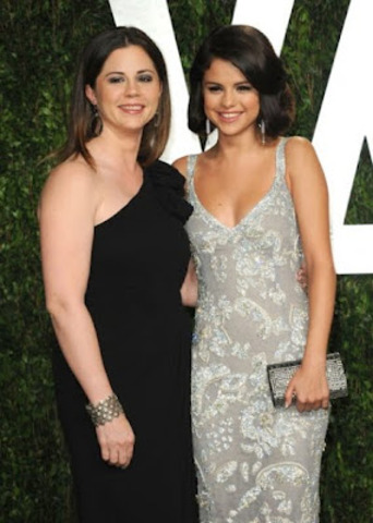 SELENA AND HER MOTHER.