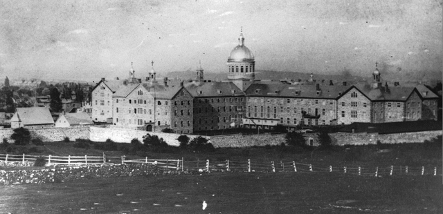 Paul Chomedey and Jeanne Mance found Hôtel-Dieu (first hospital).