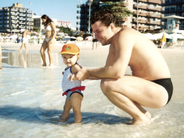 Julia e seu pai se divertindo na praia