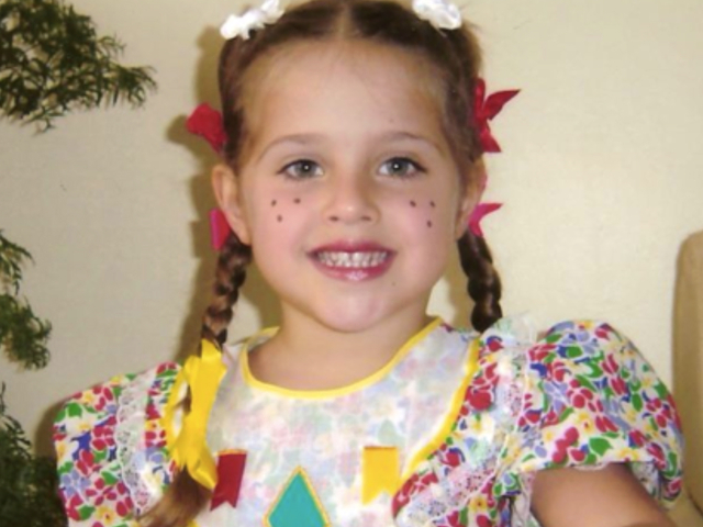 Julia se preparando para a festa junina no Lugar de Criança