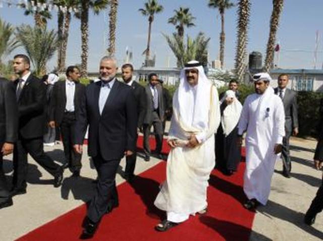 Emir do Qatar visita faixa de Gaza e dá respaldo a governo do Hamas