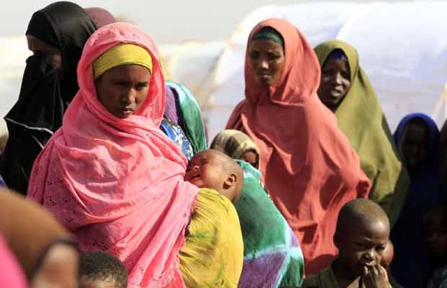Refugiados Somalis esperando para entrar em Dadaab