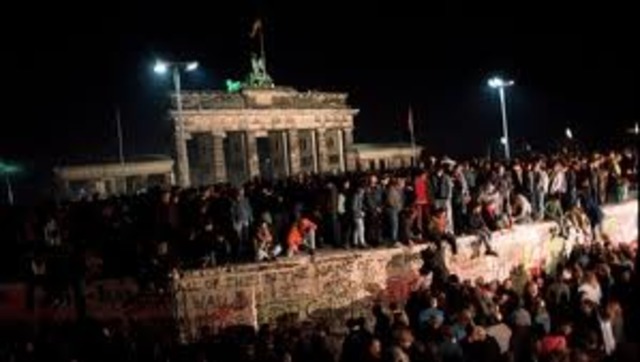 Berlinmuren blir revet