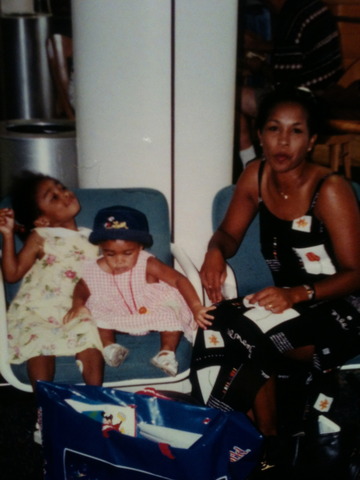 Fui a "Disneyland" con mi familia por vacacion.