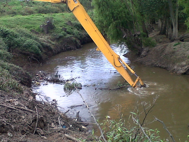 varias industrias como cultivos de papa, de flores, gravilleras y ladrilleras vierten sus desechos a sus aguas.