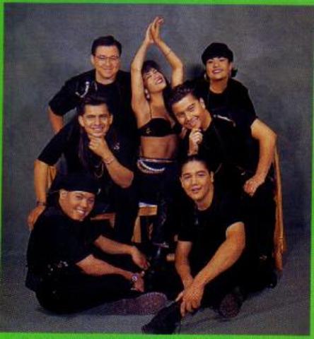 Empezó a cantar con su familia.