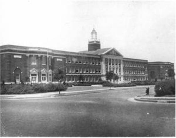 él asistió a la escuela de Polytechnic HIgh School.