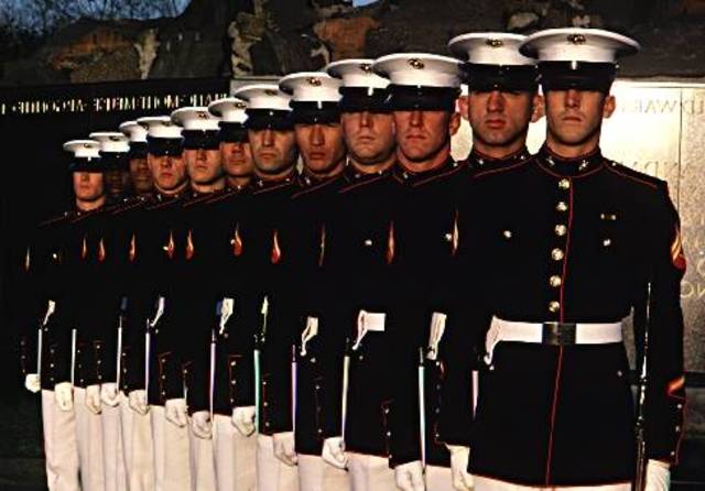 Él se alistó en la infantería de marina de los Estadios Unidos