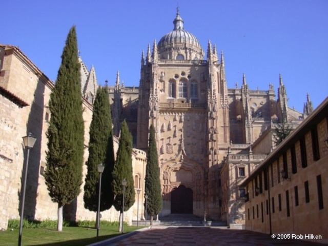 Asistió a en la Academia de Bellas Artes
