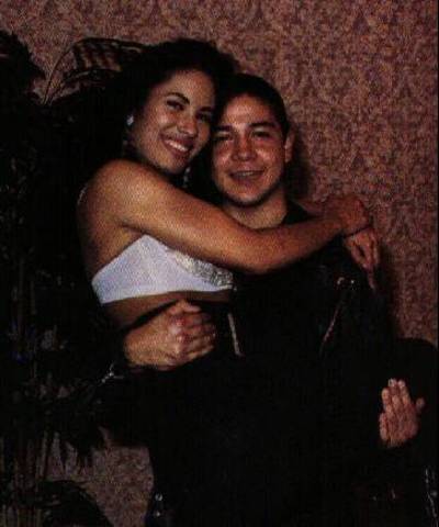 Conoció al guitarrista Chris Pérez.