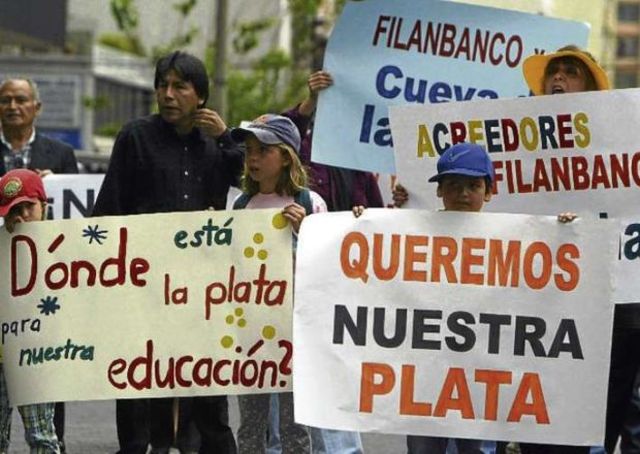 Gobierno congela los depósitos de los ecuatorianos