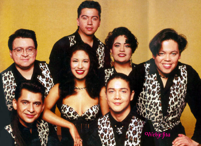 El padre de Selena, Abraham Quintanilla, creó una banda con su familia.