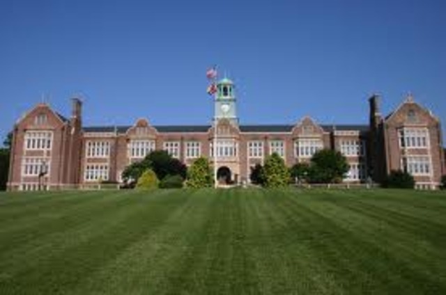 El Esudió pintando en un universidad.