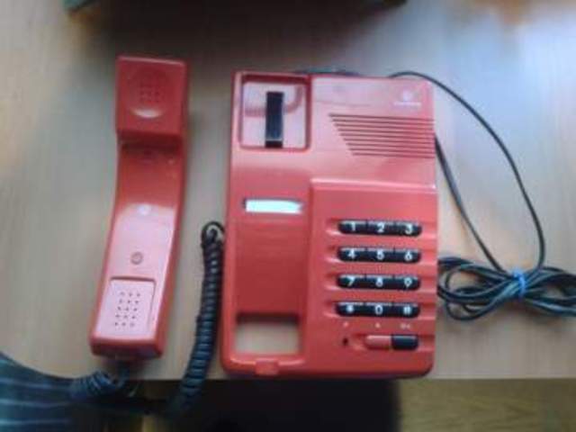 NUESTRO PRIMER TELÉFONO FIJO