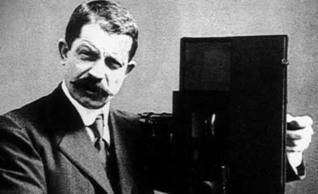 inventa el chronofono permitiendo la sonorización sincrónica de las películas.