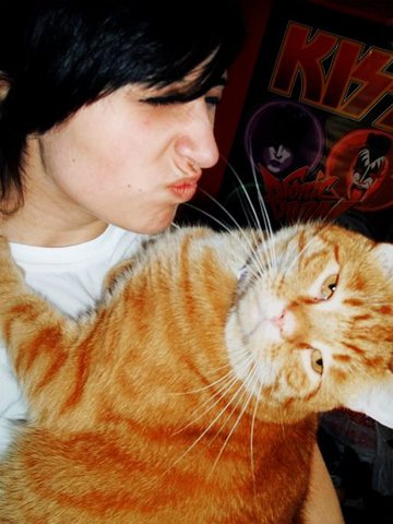 Hace 5 años y un mes que tengo un gato, se llama Apollo.