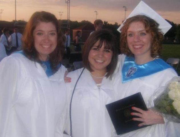 Hace cuatro meses que yo gradué con mis amigos.