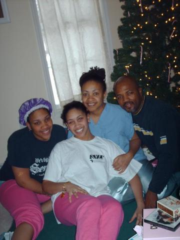 Hace cuatro anos que mi familia y yo compramos muchos regalos para El Navidad.