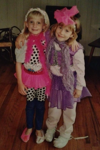 Hace quince años que me vestí con mi amiga Lauren.  Nos encontó a usar nuestra imaginación y jugar juntos.