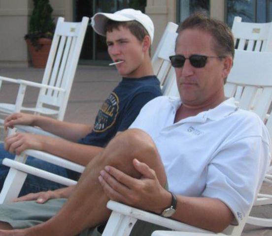 hace seis años que, mi familia y yo fuimos a Virginia playa para las vacaciones. En esta foto yo y mi papá se sienta y se relaja