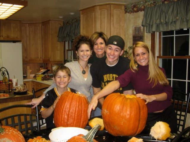 Hace cuatro años que, yo y mi familia son calabazas talladas en casa antigua. Estábamos muy emocionados