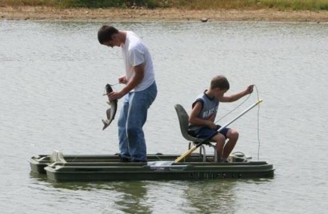 hace seis años que, mi hermano y yo fuimos a pescar en nuestras vacaciones en la granja de mi tío