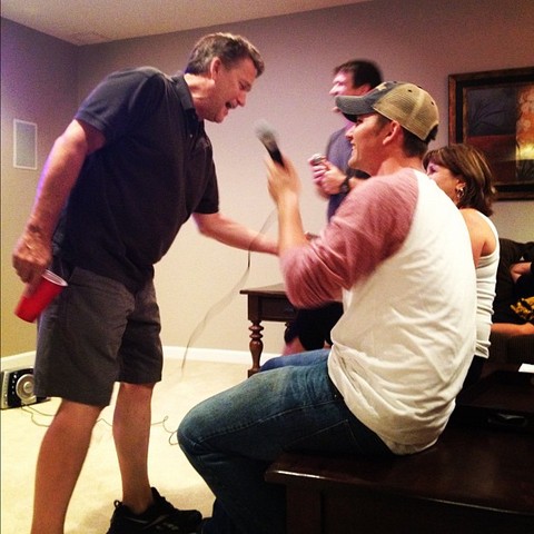 Hace unos meses que, mi familia y yo cantaba karaoke en una de nuestras "Noches de diversión familiar"