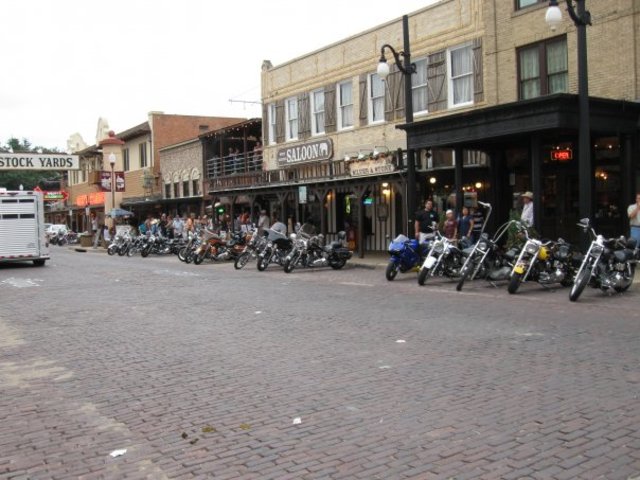 Hace tres años que, yo y mi familia vivía en Texas. Durante nuestro tiempo viviendo allí, nos fuimos a un lugar llamado los corrales. Tiene la mayor Honkytonk en el mundo que se llama Billy Bob's