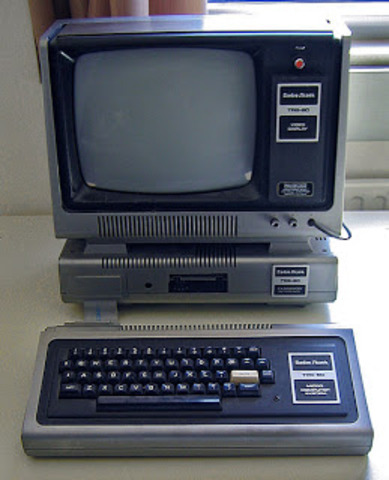 La Commodore PET  modelo 64 , modelo 128, y luego TRS