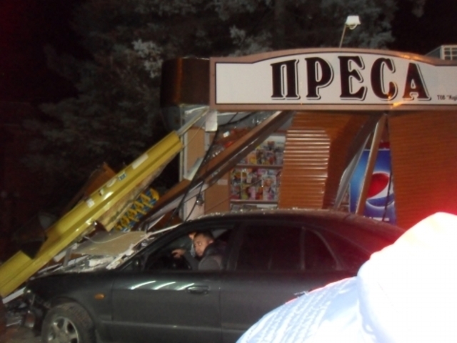 Мазда знесла кіоск «Преса» на Соборній