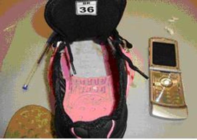 Policia Flagra Cola Eletrônica em pés de candidatos em vestibular de medicina