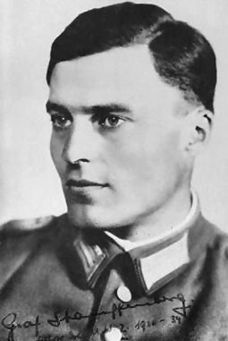 Claus von Stauffenberg intenta assassinar a Hitler.