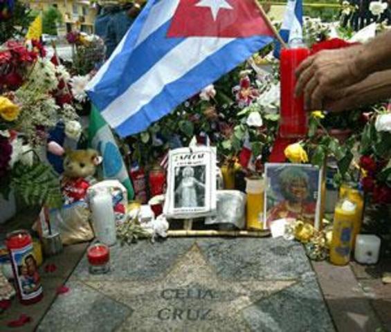 Celia Cruz murió a la edad 77.Cruz murió de cáncer cerebral en su casa en Fort Lee, Nueva Jersey. Nunca tuvo hijos, pero ella tenía un marido increíble y asombrosa carrera.