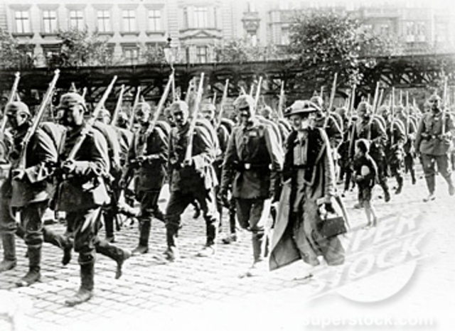 The Great Powers except Britain had large standing armies.