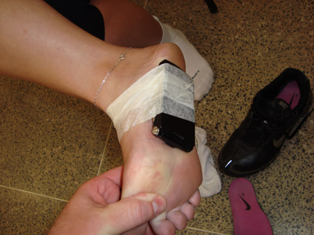 Colas eletrônicas são encontradas nos pés de estudantes