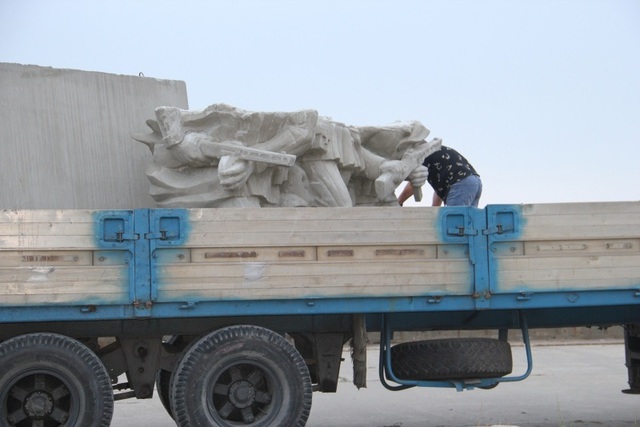 В Керчь привезли  памятник