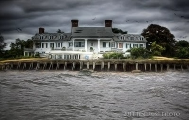 Nick moves in next to Gatsby