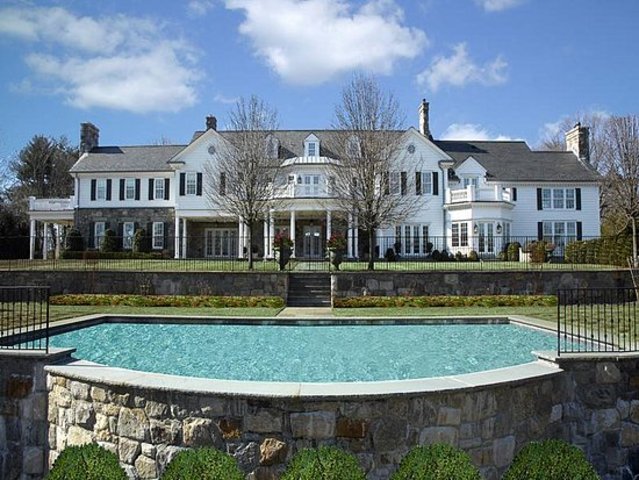 Gatsby moves to New York, gets rich, and buys his house in West Egg