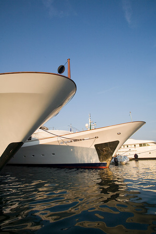 Dan Cody arrives in Lake Superior