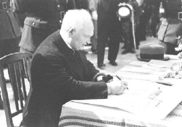 kirjutatakse alla Baaside lepingule NSVL-ga