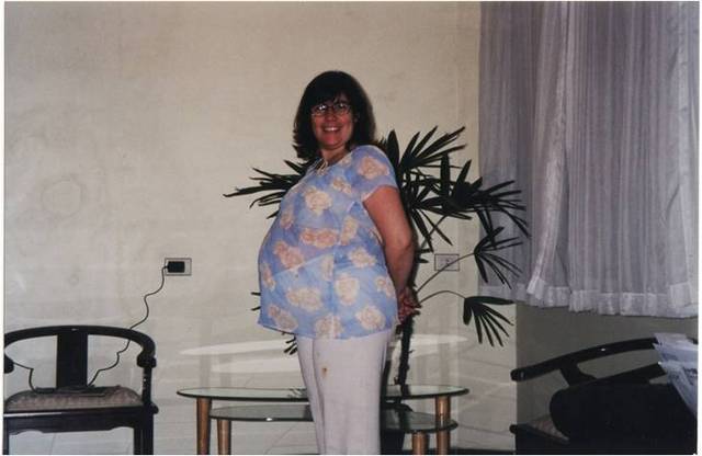 minha mãe no oitavo mês de gravidez de minha irmã