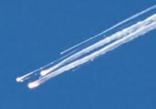 1 de Fevereiro - Lançadeira espacial explode no Texas. A nave Columbia explodiu matando seus sete tripulantes. No momento do acidente, a espaçonave viajava a 20.000 km/h, dezoito vezes a velocidade do som